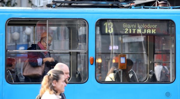 13.10.2023., Zagreb - Dok se u jutro petka koji je slucajno trinesti Zagrepcani kao i svakog dana voze u tramvaju broj 13, tesko je naci bilo kakvu potvrdu da se i najmanje brinu o forsiranom praznovjerju koje se veze uz ovaj dan. Mozda razmisljaju kako bi bilo dobro da se stari tramvaj koji je vidio i bolja vremena zamijeni udobnijim, mozda o tome sto sve jos trebaju obaviti, ali svakako se vesele kraju radnog tjedna i planiraju kako ce provesti vikend. Kada se svemu doda i vremenska prognoza koja nam za kraj tjedna najavljuje zavrsetak ovog iznimnog babljeg ljeta u listopadu jedini savjet za ovaj "nesretni" datum bio bi da zaboravite gluposti i uzivate u danu, s prijateljima popijete kavu, prosecete po gradu i uhvatite posljednje zrake sunca, te svakako dobro isplanirate i provedete vikend. Petak je petak, makar bio i trinaesti.  Photo: Patrik Macek/PIXSELL