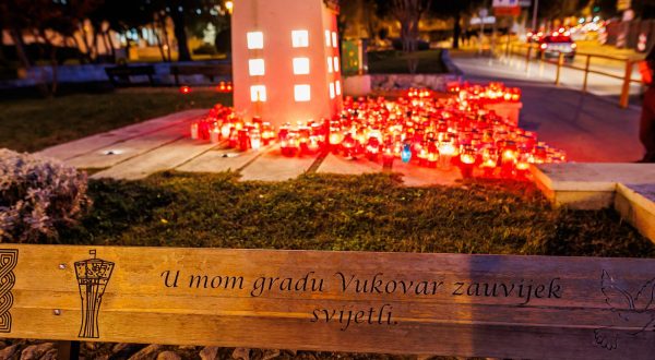 17.11.2023., Split, Splicani I ove godine uoci spomendana na pad Vukovara pale svijece ispred kipa na pocetku Vukovarske ulice. Photo: Zvonimir Barisin/PIXSELL