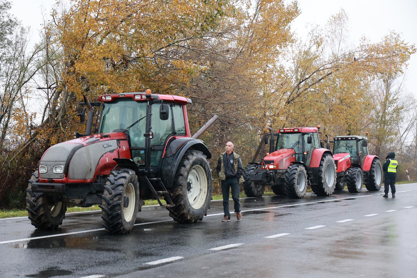 2.11.2023., Zupanja - Svinjogojci traktorima prosvjeduju na granicnom prijelazu Zupanja - Orasje (Bosna i Hercegovina) zbog nezadovoljstva mjerama koje drzava provodi u suzbijanju africke svinjske kuge. Photo: Davor Javorovic/PIXSELL