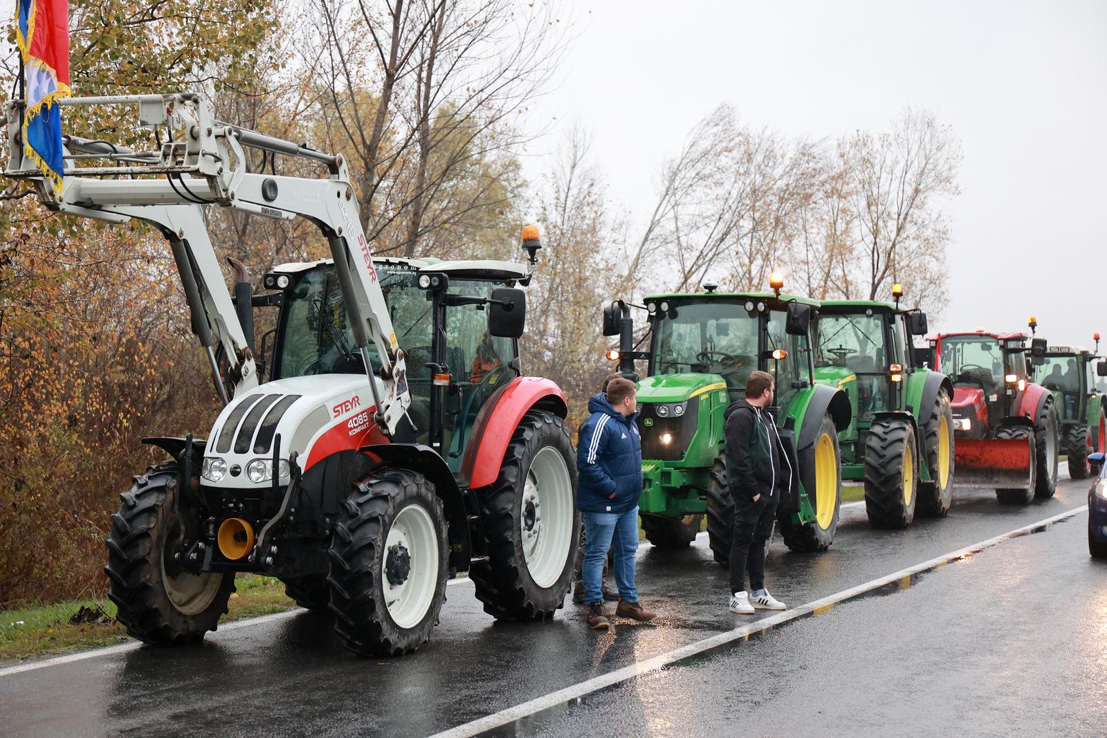 2.11.2023., Zupanja - Svinjogojci traktorima prosvjeduju na granicnom prijelazu Zupanja - Orasje (Bosna i Hercegovina) zbog nezadovoljstva mjerama koje drzava provodi u suzbijanju africke svinjske kuge. Photo: Davor Javorovic/PIXSELL