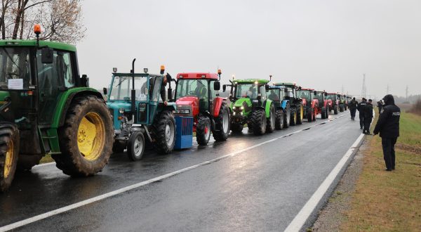 22.11.2022., Zupanja - Prosvjed svinjogojaca koji su nezadovoljni mjerama koje drzava provodi u suzbijanju africke svinjske kuge. Dosli su traktorima na granicu i prosvjedovali na cestama u Vukovarsko-srijemskoj zupanije. Photo: Davor Javorovic/PIXSELL