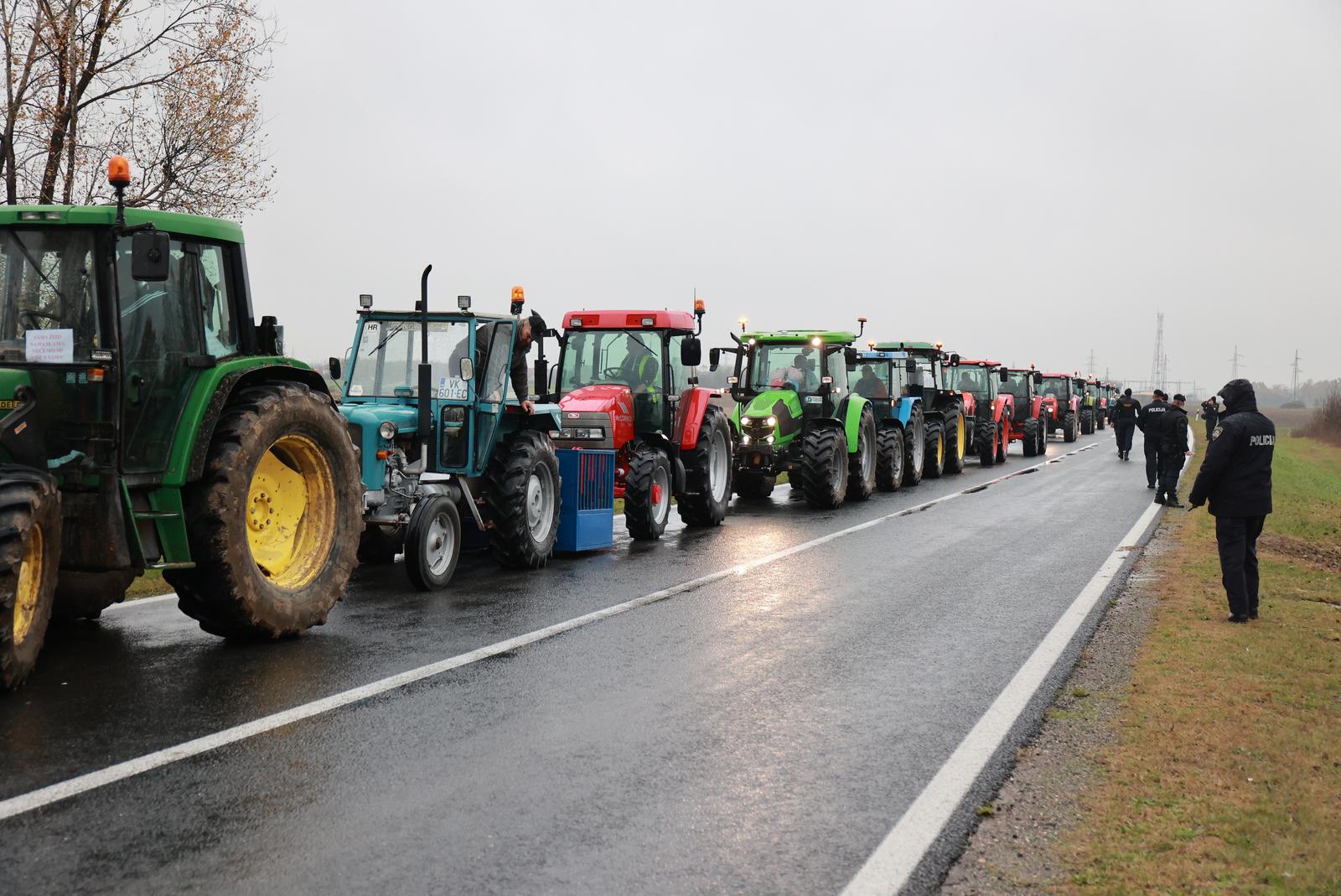 22.11.2022., Zupanja - Prosvjed svinjogojaca koji su nezadovoljni mjerama koje drzava provodi u suzbijanju africke svinjske kuge. Dosli su traktorima na granicu i prosvjedovali na cestama u Vukovarsko-srijemskoj zupanije. Photo: Davor Javorovic/PIXSELL