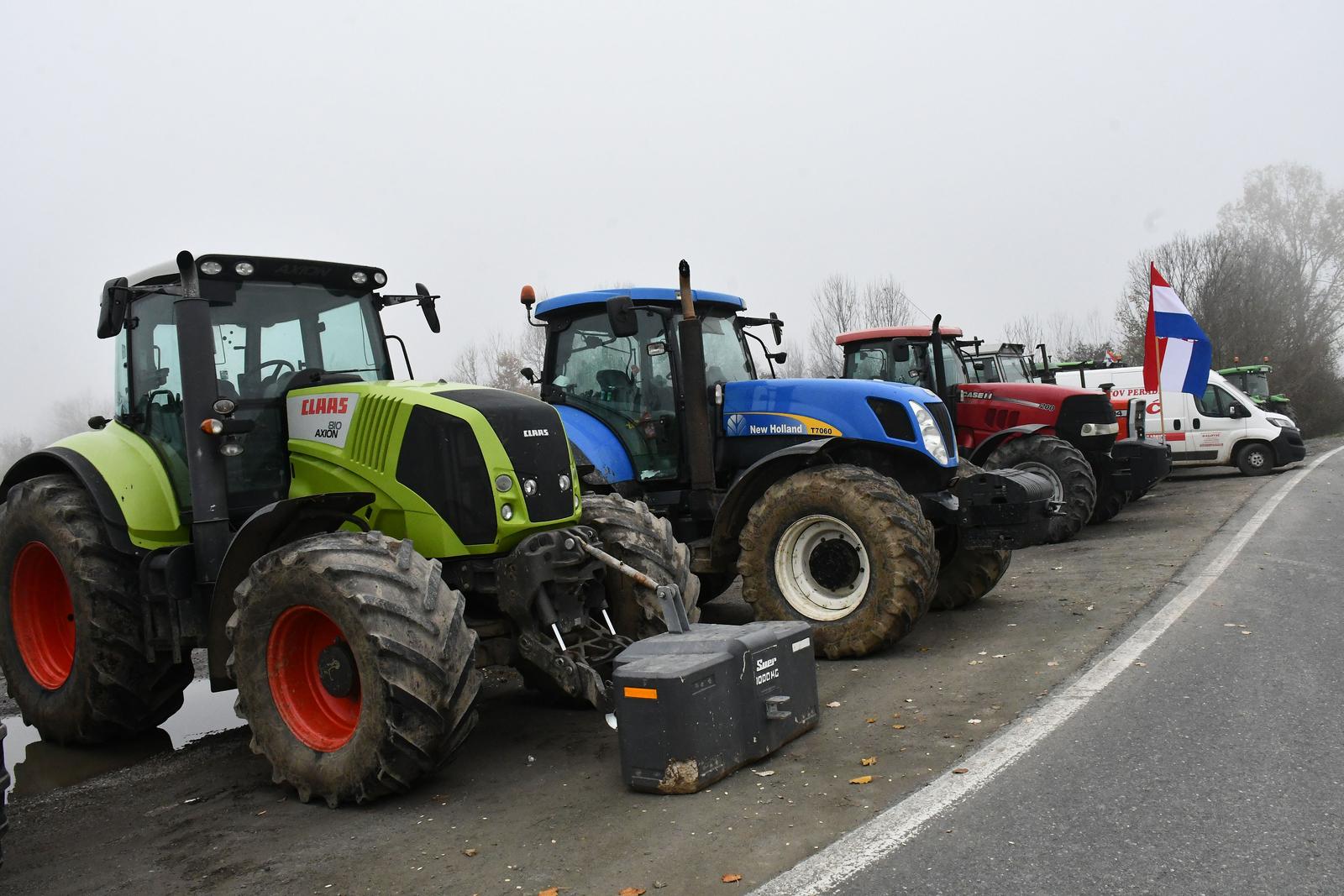 24.11.2023., Luzani - U znak potpore svinjogojcima pridruzili su se i peradari s traktorima na novom prosvjednom punktu u blizini izlaza na autocestu A3 kod naplatnih kuica Luzani. Photo: Ivica Galovic/PIXSELL