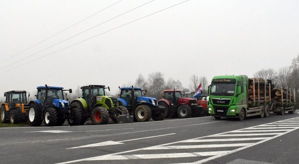 24.11.2023., Luzani - U znak potpore svinjogojcima pridruzili su se i peradari s traktorima na novom prosvjednom punktu u blizini izlaza na autocestu A3 kod naplatnih kuica Luzani. Photo: Ivica Galovic/PIXSELL