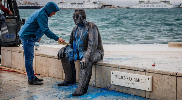 27.10.2023., Split - Ciscenje spomenika Miljenku Smoji koji je tijekom noci zaliven plavom bojom. Photo: Zvonimir Barisin/PIXSELL