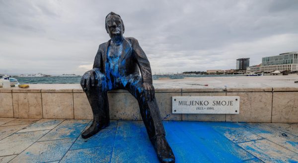 27.10.2023., Split - Vandali plavom bojom zalili spomenik Miljenku Smoji. Photo: Zvonimir Barisin/PIXSELL