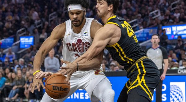 Nov 11, 2023; San Francisco, California, USA;  Golden State Warriors forward Dario Saric (20) defends against Cleveland Cavaliers center Jarrett Allen (31) during the first quarter at Chase Center. Mandatory Credit: Neville E. Guard-USA TODAY Sports Photo: Neville E. Guard/REUTERS