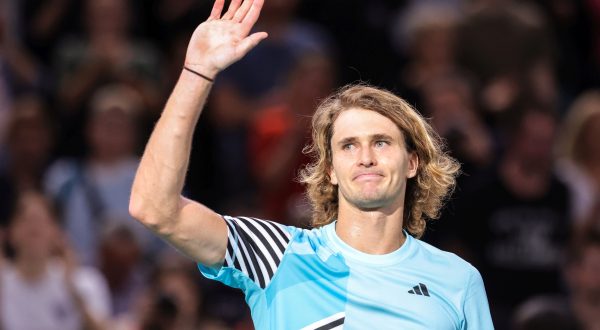 epa10953413 Alexander Zverev of Germany gestures after his victory at the second round match against Ugo Humbert of France at the Paris Masters tennis tournament in Paris, France, 01 November 2023.  EPA/TERESA SUAREZ