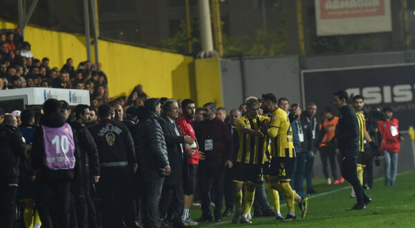 Istanbulspor s president, Ecmel Faik Sarialioglu, descended onto the field in frustration over a referee s decision, ordering the Istanbulspor team to withdraw from the match and head to the dressing room. The match was abandoned midway during the Turkish Super League match between Istanbulspor and Trabzonspor at Esenyurt Necmi Kadioglu Stadium on December 19, 2023 in Istanbul, Turkey. Photo by SeskimPhoto  PUBLICATIONxNOTxINxTUR