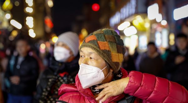 epa10974452 A woman wears a KN95 mask at a shopping district in Beijing, China, 14 November 2023. Chinese health authorities warn of an increase in respiratory diseases such as mycoplasma pneumonia, Covid-19, and influenza as winter approaches.  EPA/MARK R. CRISTINO