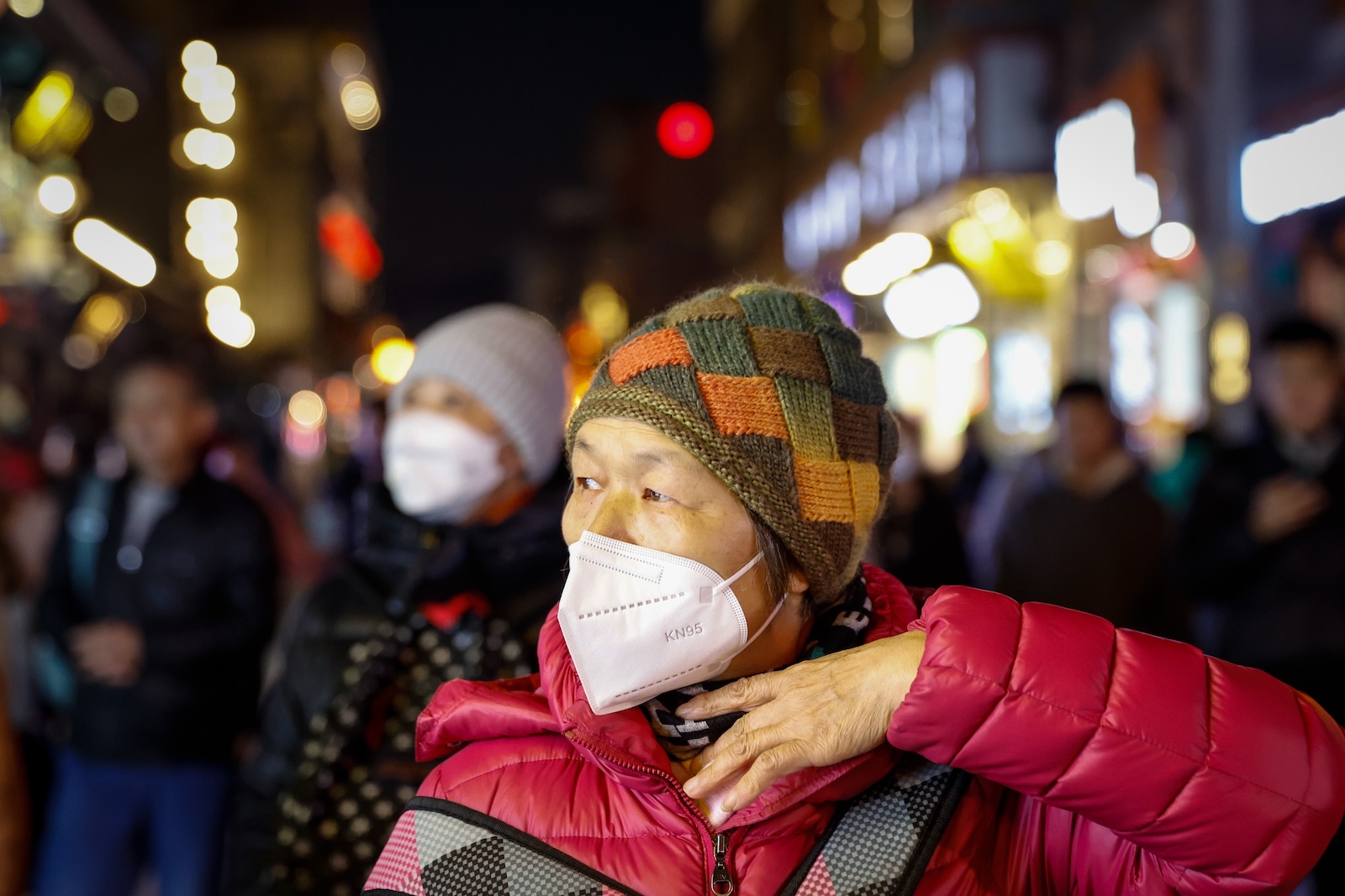 epa10974452 A woman wears a KN95 mask at a shopping district in Beijing, China, 14 November 2023. Chinese health authorities warn of an increase in respiratory diseases such as mycoplasma pneumonia, Covid-19, and influenza as winter approaches.  EPA/MARK R. CRISTINO