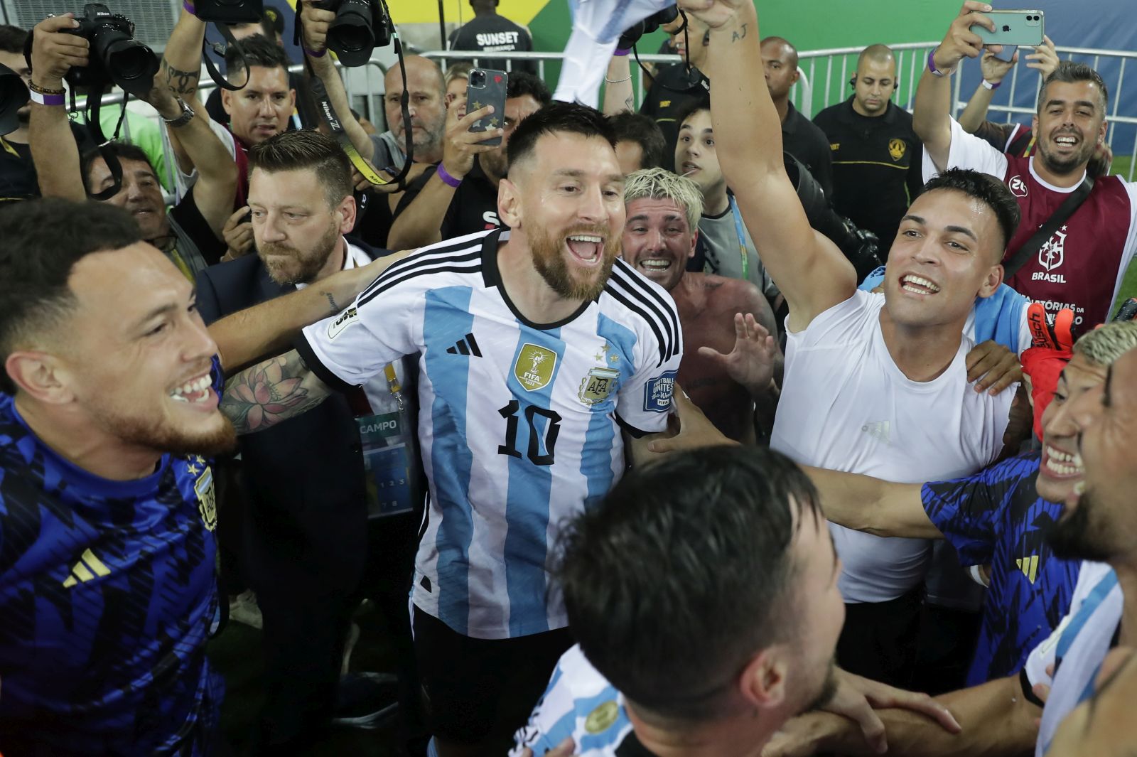 epa10988800 Lionel Messi (C) of Argentina celebrates after Argentina defeated Brazil during FIFA 2026 World Cup qualifiers soccer match between Brazil and Argentina at Maracana stadium in Rio de Janeiro, Brazil, 21 November 2023.  EPA/Andre Coelho