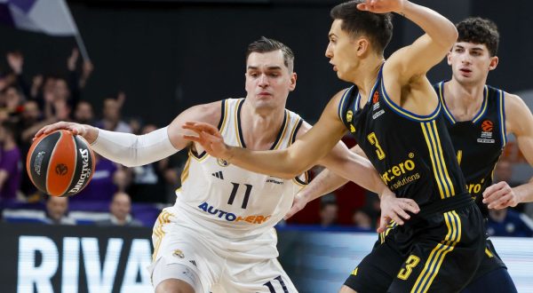 epa10991516 Real Madrid's Mario Hezonja (L) in action against Alba Berlin' Matteo Spagnolo during the EuroLeague basketball match between Real Madrid and Alba Berlin at Wizink Center stadium in Madrid, Spain, 23 November 2023.  EPA/JUANJO MARTIN