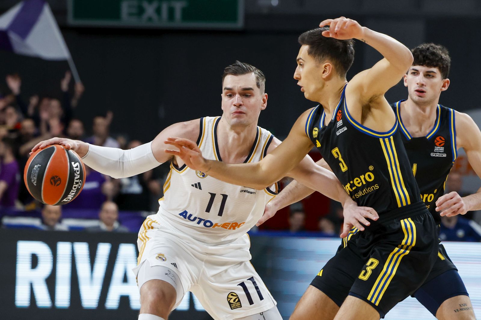 epa10991516 Real Madrid's Mario Hezonja (L) in action against Alba Berlin' Matteo Spagnolo during the EuroLeague basketball match between Real Madrid and Alba Berlin at Wizink Center stadium in Madrid, Spain, 23 November 2023.  EPA/JUANJO MARTIN