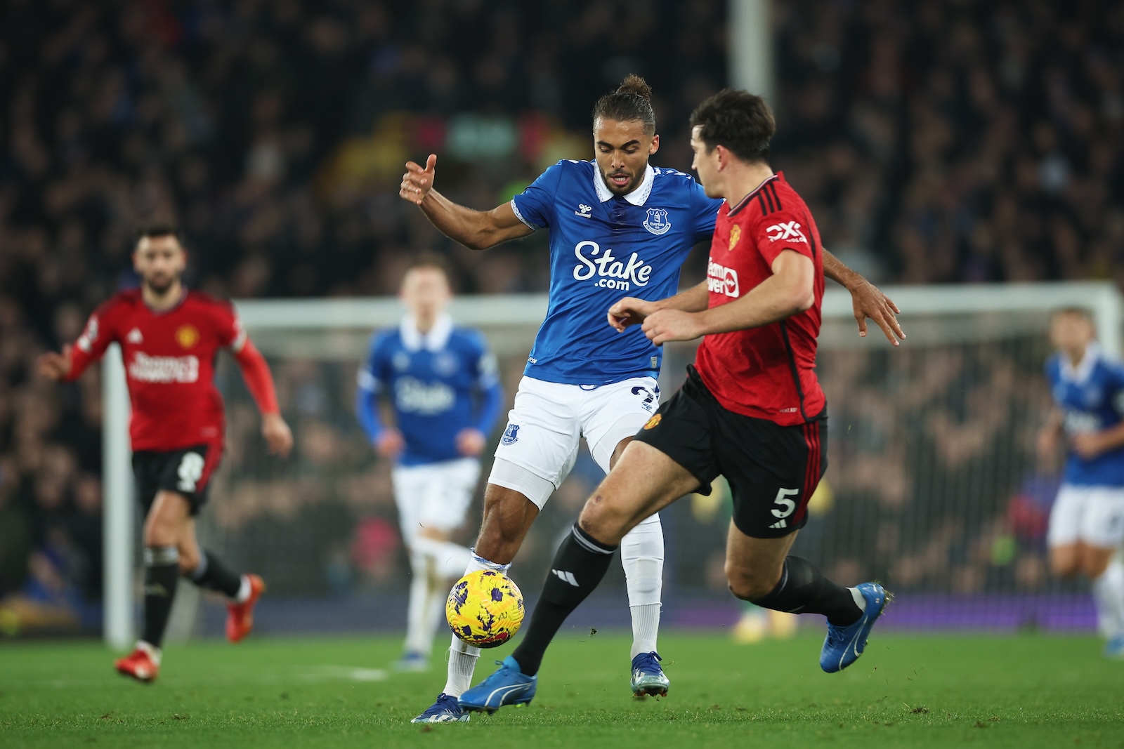 epa10996658 Everton's Dominic Calvert-Lewin (L) and Manchester United's Harry Maguire (R) in action during the English Premier League soccer match between Everton FC and Manchester United, in Liverpool, Britain, 26 November 2023.  EPA/ADAM VAUGHAN EDITORIAL USE ONLY. No use with unauthorized audio, video, data, fixture lists, club/league logos, 'live' services or NFTs. Online in-match use limited to 120 images, no video emulation. No use in betting, games or single club/league/player publications.