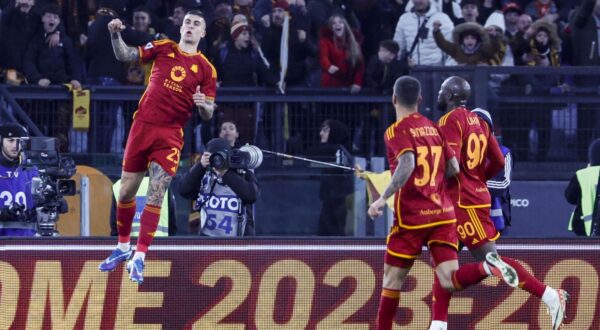 epa10996689 AS Roma's Gianluca Mancini (L) celebrates with teammates after scoring during the Italian Serie A soccer match between AS Roma and Udinese at the Olimpico stadium in Rome, Italy, 26 November 2023.  EPA/FABIO FRUSTACI