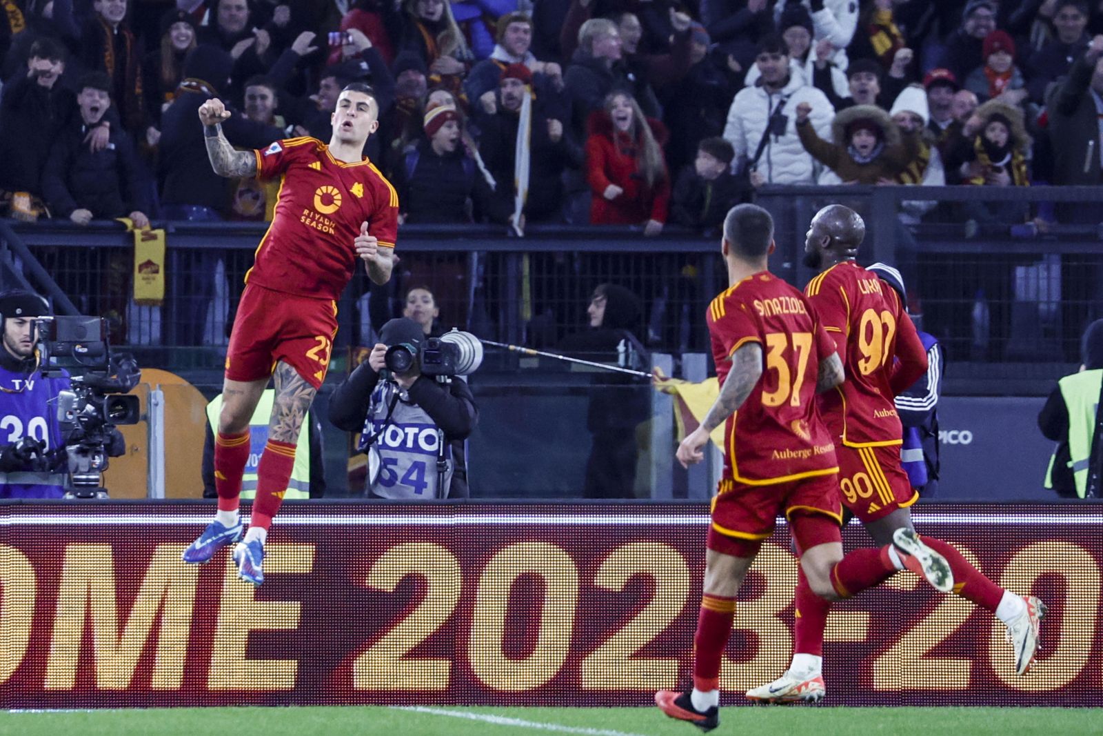 epa10996689 AS Roma's Gianluca Mancini (L) celebrates with teammates after scoring during the Italian Serie A soccer match between AS Roma and Udinese at the Olimpico stadium in Rome, Italy, 26 November 2023.  EPA/FABIO FRUSTACI