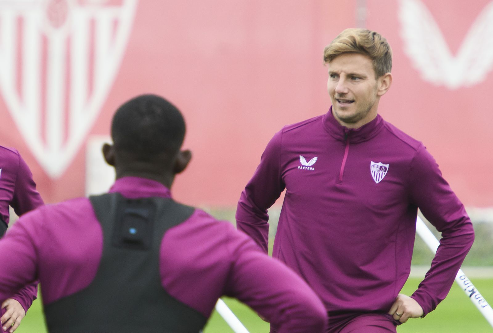 epa10998825 Sevilla players Jesus Navas (L) and Ivan Rakitic (R) participate in a training session of the team in Seville, Spain, 28 November 2023. Sevilla FC will be facing PSV Eindhoven in a UEFA Champions League group stage match on 29 November 2023.  EPA/Raul Caro