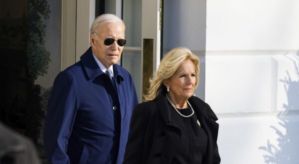 epa10999160 US President Joe Biden (C) and First Lady Dr. Jill Biden depart the White House for former First Lady Rosalynn Carter’s memorial service in Atlanta, Georgia, in Washington, DC, USA, 28 November 2023. Rosalynn Carter, wife of former US President Jimmy Carter, died at the age of 96 at her home in Plains, Georgia on 19 November 2023.  EPA/JIM LO SCALZO