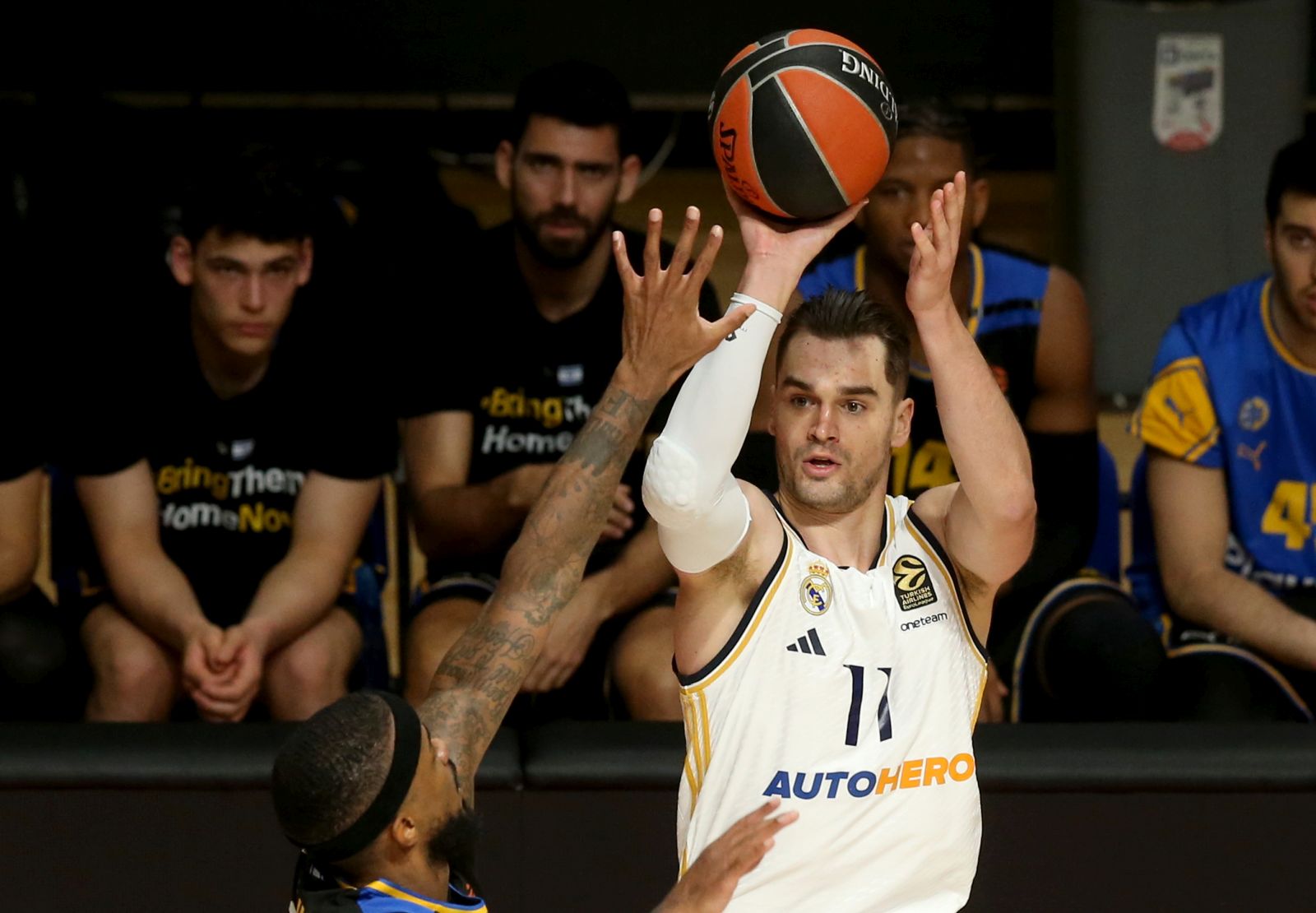 epa10999948 Real Madrid's Mario Hezonja (R) in action against Maccabi's Lorenzo Brown (L) during the Euroleague basketball match between Maccabi Tel Aviv and Real Madrid in Belgrade, Serbia, 28 November 2023.  EPA/ANDREJ CUKIC