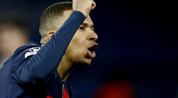 epa11000229 Kylian Mbappe of PSG celebrates after scoring the 1-1 with a penalty during the UEFA Champions League group F match between Paris Saint-Germain and Newcastle United in Paris, France, 28 November 2023.  EPA/YOAN VALAT