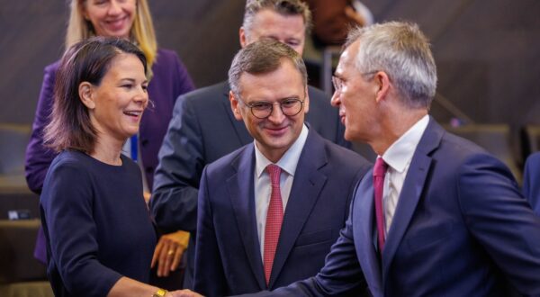 epa11000804 (L-R) German Foreign Minister Annalena Baerbock talks with Ukraine's Foreign Minister Dmytro Kuleba and NATO Secretary General Jens Stoltenberg, prior to the NATO-Ukraine Council on the 2nd and last day of the Foreign Ministers' Council in the Alliance headquarters in Brussels, Belgium, 29 November 2023. NATO Ministers of Foreign Affairs are meeting on 28 and 29 November to address the wars in Ukraine and the Middle East, as well as growing strategic competition.  EPA/OLIVIER MATTHYS