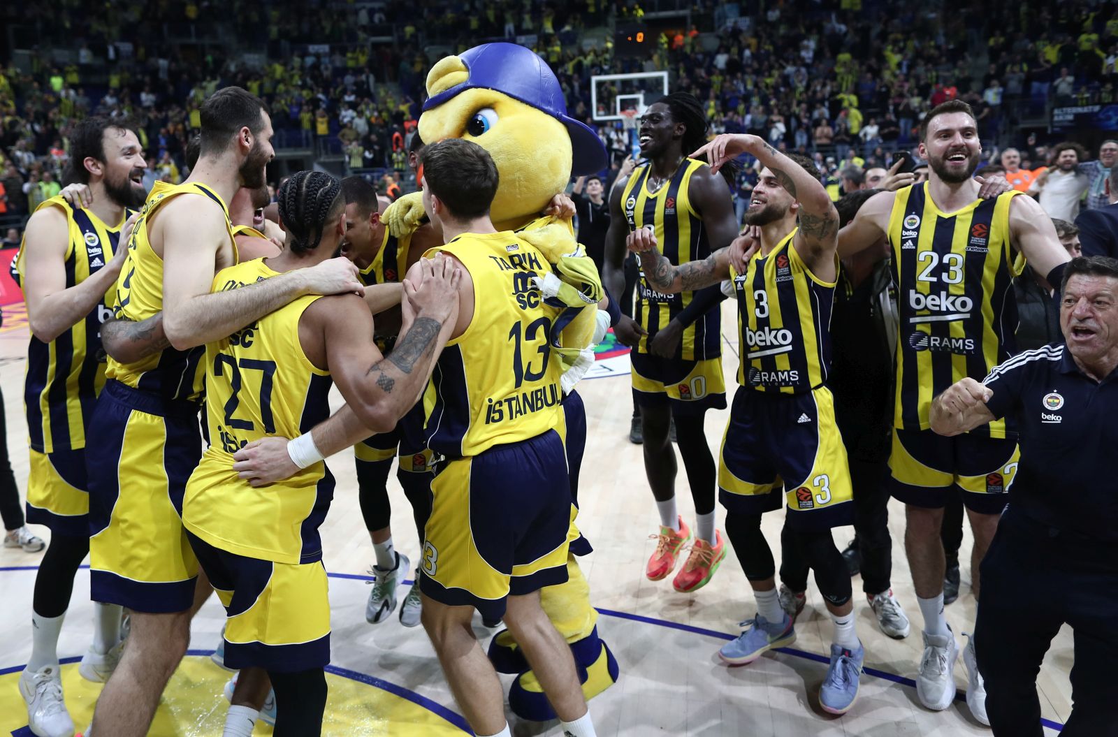 epa11004380 Players of Fenerbahce celebrate after the Euroleague Basketball match between Fenerbahce Beko and Real Madrid in Istanbul, Turkey, 30 November 2023.  EPA/ERDEM SAHIN