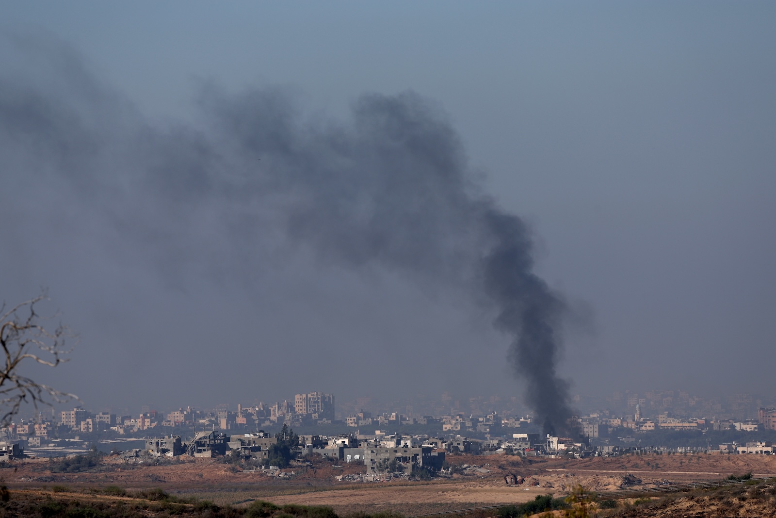 epa11006765 Smoke rises after an explosion on the northern part of the Gaza Strip, as seen from Sderot, southern Israel, 02 December 2023.  Israeli forces hit targets in the Gaza Strip after a week-long truce expired on 01 December. More than 15,000 Palestinians and at least 1,200 Israelis have been killed, according to the Gaza Government media office and the Israel Defense Forces (IDF), since Hamas militants launched an attack against Israel from the Gaza Strip on 07 October, and the Israeli operations in Gaza and the West Bank which followed it.  EPA/ATEF SAFADI