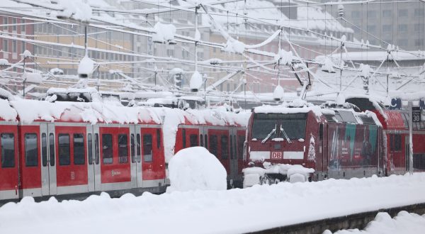 epa11007117 A view of snow-covered trains parked at Munich central station in Munich, Germany, 02 December 2023. Due to heavy snowfall, flight operations at Munich Airport have been temporarily suspended until 03 December at 6 a.m., the airport announced. Several railway lines around Bavaria's state capital Munich had to be closed overnight, Deutsche Bahn (DB) said. Snowfall is expected to continue throughout the day in south and southeast Germany with as much as 20 to 40 cm of snow covering some areas of Bavaria, followed by frost and partly slippery conditions, the German Meteorological Service (DWD) warned.  EPA/ANNA SZILAGYI