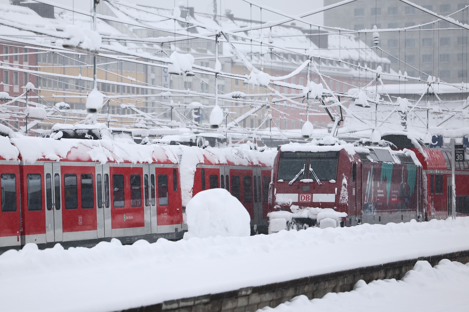 epa11007117 A view of snow-covered trains parked at Munich central station in Munich, Germany, 02 December 2023. Due to heavy snowfall, flight operations at Munich Airport have been temporarily suspended until 03 December at 6 a.m., the airport announced. Several railway lines around Bavaria's state capital Munich had to be closed overnight, Deutsche Bahn (DB) said. Snowfall is expected to continue throughout the day in south and southeast Germany with as much as 20 to 40 cm of snow covering some areas of Bavaria, followed by frost and partly slippery conditions, the German Meteorological Service (DWD) warned.  EPA/ANNA SZILAGYI