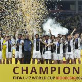 epa11007449 Team of Germany celebrates with the trophy  after winning the FIFA U-17 World Cup final match between Germany and France in Surakarta, Indonesia, 02 December 2023.  EPA/MAST IRHAM