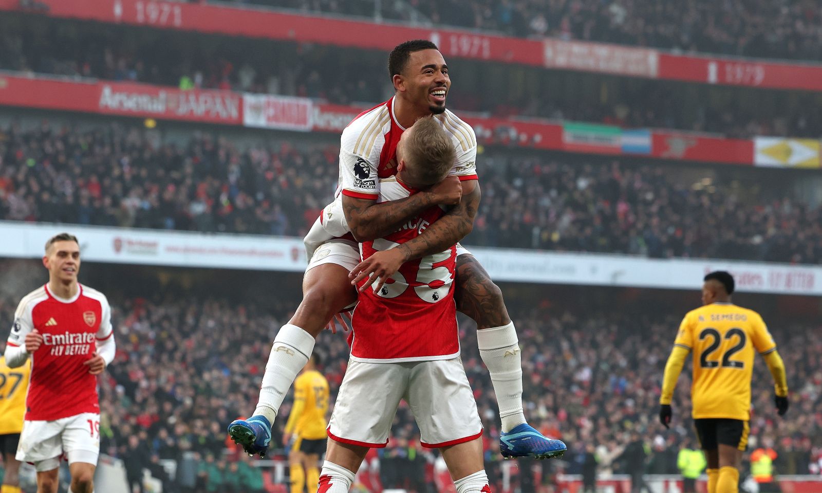 epa11007478 Arsenal's Gabriel Fernando de Jesus (up) and Oleksandr Zinchenko (down), who delivered the goal passing shot, celebrate after Arsenal's Martin Odegaard (not pictured) scored for the 2-0 lead during the English Premier League soccer match between Arsenal FC and Wolverhampton Wolves, in London, Britain, 02 December 2023.  EPA/ANDY RAIN EDITORIAL USE ONLY. No use with unauthorized audio, video, data, fixture lists, club/league logos, 'live' services or NFTs. Online in-match use limited to 120 images, no video emulation. No use in betting, games or single club/league/player publications.