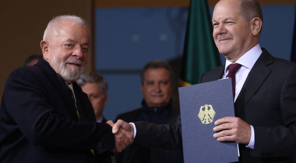 epa11010816 Brazilian President Luiz Inacio Lula da Silva (L) and German Chancellor Olaf Scholz (R) after the signing of a partnership for a socially just and ecological transformation during the 2nd German-Brazilian government consultations at the Chancellery in Berlin, Germany, 04 December 2023. During his visit to Germany, Brazilian President Luiz Inacio Lula da Silva meets German President Frank-Walter Steinmeier and takes part in the 2nd German-Brazilian government consultations.  EPA/CLEMENS BILAN
