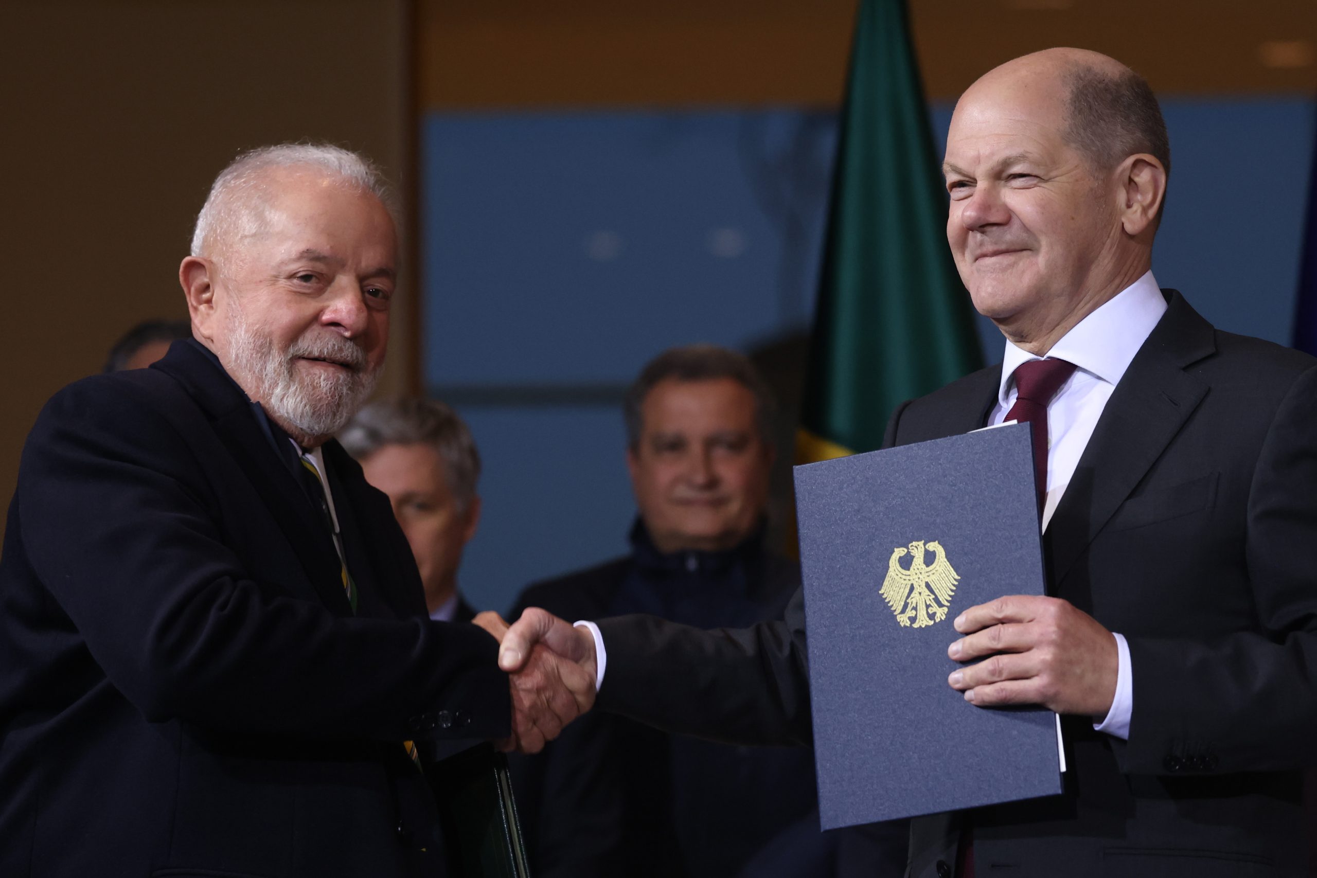 epa11010816 Brazilian President Luiz Inacio Lula da Silva (L) and German Chancellor Olaf Scholz (R) after the signing of a partnership for a socially just and ecological transformation during the 2nd German-Brazilian government consultations at the Chancellery in Berlin, Germany, 04 December 2023. During his visit to Germany, Brazilian President Luiz Inacio Lula da Silva meets German President Frank-Walter Steinmeier and takes part in the 2nd German-Brazilian government consultations.  EPA/CLEMENS BILAN