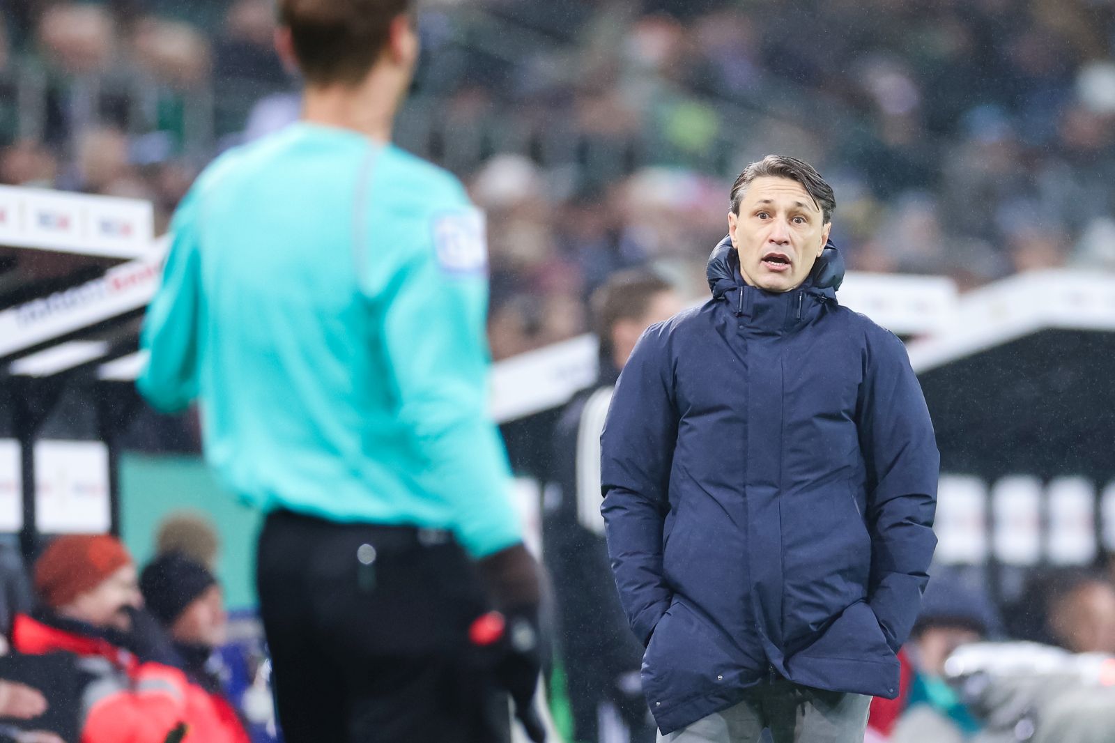 epa11012620 Wolfsburg's head coach Niko Kovac (R) reacts during the German DFB Cup round of 16 soccer match between Borussia Moenchengladbach and VfL Wolfsburg in Moenchengladbach, Germany, 05 December 2023.  EPA/Christopher Neundorf CONDITIONS - ATTENTION: The DFB regulations prohibit any use of photographs as image sequences and/or quasi-video.