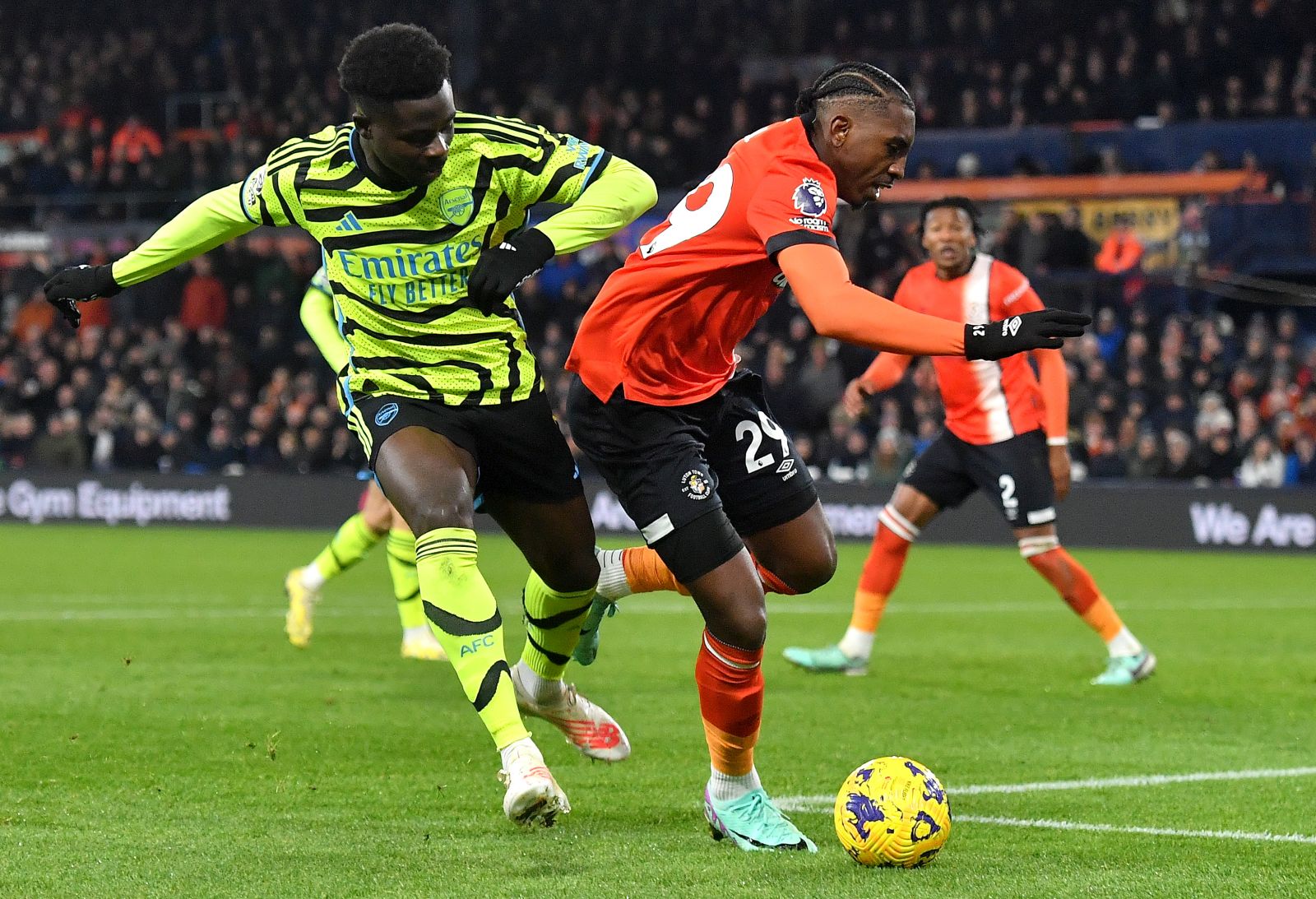 epa11012753 Jacob Brown (R) of Luton in action against Bukayo Saka of Arsenal during the English Premier League match between Luton Town and Arsenal in Luton, Britain, 05 December 2023.  EPA/VINCE MIGNOTT EDITORIAL USE ONLY. No use with unauthorized audio, video, data, fixture lists, club/league logos, 'live' services or NFTs. Online in-match use limited to 120 images, no video emulation. No use in betting, games or single club/league/player publications.