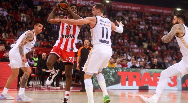 epa11012533 Olympiacos’ Saquielle McKissic (2-L) in action against Mario Hezonja (2-R) of Real Madrid during the Euroleague basketball match between Olympiacos Piraeus and Real Madrid, in Piraeus, Greece, 05 December 2023.  EPA/GEORGIA PANAGOPOULOU