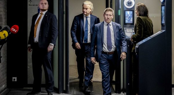 epa11013956 Party leader Geert Wilders (C) of the PVV walks after a conversation with party leader Pieter Omtzigt of New Social Contract (NSC) and scout Ronald Plasterk in The Hague, The Netherlands, 06 December 2023, as part of the formation talks about a possible government participation.  EPA/REMKO DE WAAL