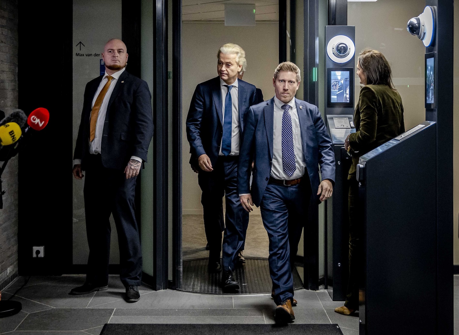 epa11013956 Party leader Geert Wilders (C) of the PVV walks after a conversation with party leader Pieter Omtzigt of New Social Contract (NSC) and scout Ronald Plasterk in The Hague, The Netherlands, 06 December 2023, as part of the formation talks about a possible government participation.  EPA/REMKO DE WAAL
