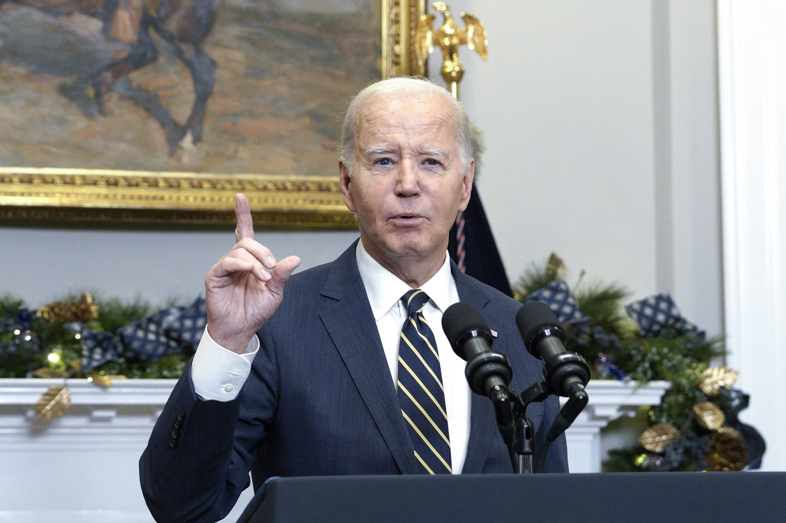 epa11014143 US President Joe Biden delivers remarks urging Congress to pass his national security supplemental request, including funding to support Ukraine, from the Roosevelt Room at the White House in Washington, DC, USA, 06 December 2023.  EPA/YURI GRIPAS / POOL world rights