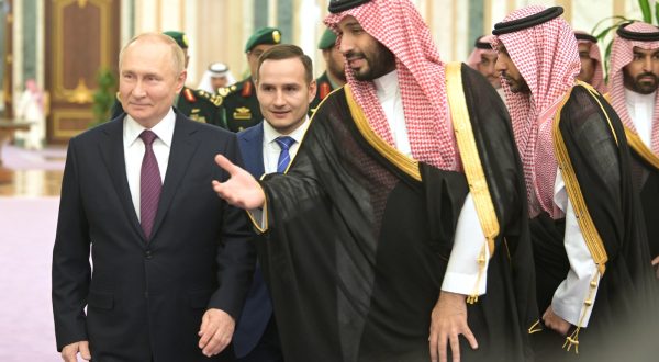 epa11014305 Saudi Arabian Crown Prince Mohammed bin Salman Al Saud (C) welcomes Russian President Vladimir Putin (L), during their meeting at Al Yamamah Palace in Riyadh, Saudi Arabia, 06 December 2023. During his one day working visits to UAE and Saudi Arabia, Putin will talk with the leaders of the countries, together with delegations that will include members of the government and representatives of the fuel and energy complex, and personally to discuss cooperation within OPEC+, Ukraine and the Middle East.  EPA/ALEXEI NIKOLSKY / SPUTNIK / KREMLIN POOL MANDATORY CREDIT
