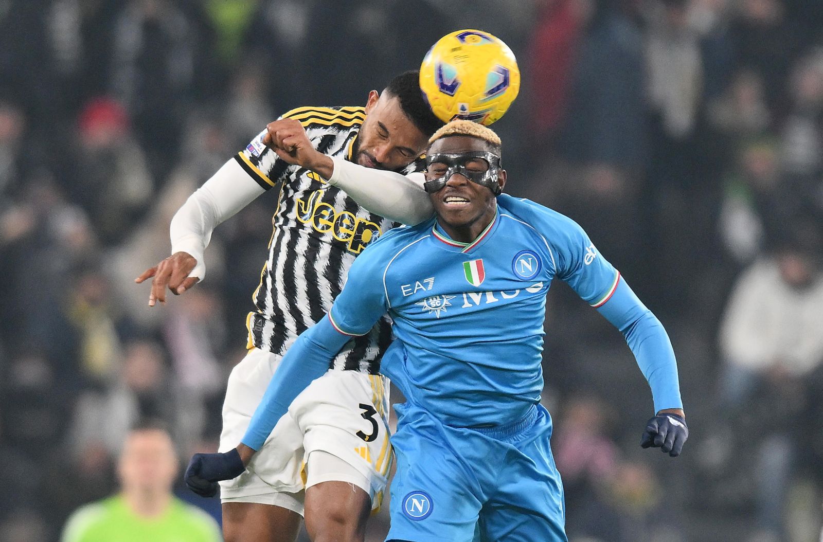 epa11018032 Juventus' Gleison Bremer (L) and Napoli's Victor Osimhen in action during the Italian Serie A soccer match Juventus FC vs SSC Napoli at the Allianz Stadium in Turin, Italy, 08 December 2023.  EPA/ALESSANDRO DI MARCO