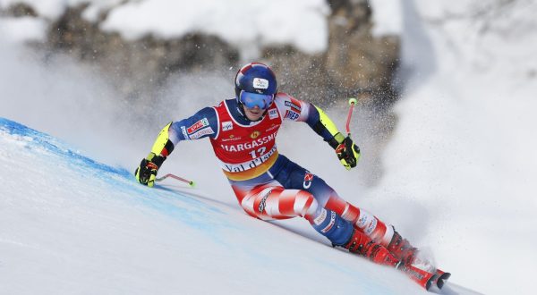 epa11018486 Filip Zubcic of Croatia in action during the first run of the Men's Giant Slalom race of the FIS Alpine Skiing World Cup in Val d'Isere, France, 09 December 2023.  EPA/Guillaume Horcajuelo