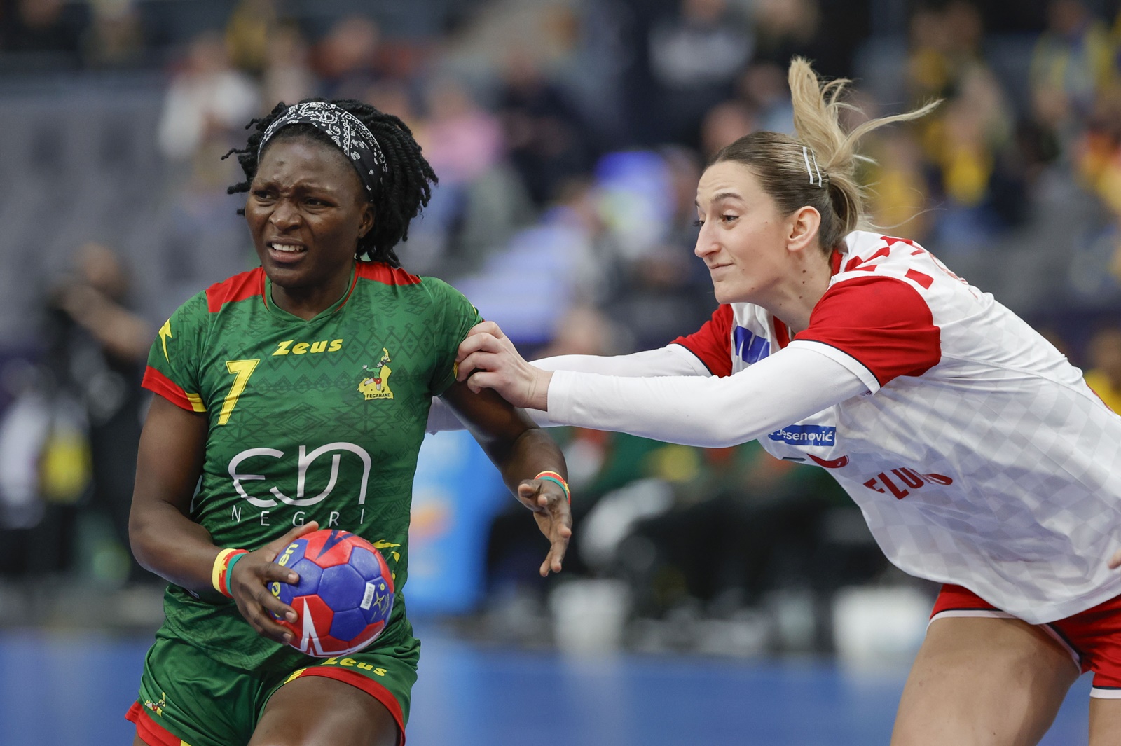 epa11019729 Cameroons Laeticia Petronie Ateba Engadi and Croatias Sara Senvald  (R) during the IHF Women's World Handball Championship Main Round Group 1 match between Croatia and Cameroon at Scandinavium Arena in Gothenburg, Sweden, 09 December 2023.  EPA/ADAM IHSE SWEDEN OUT