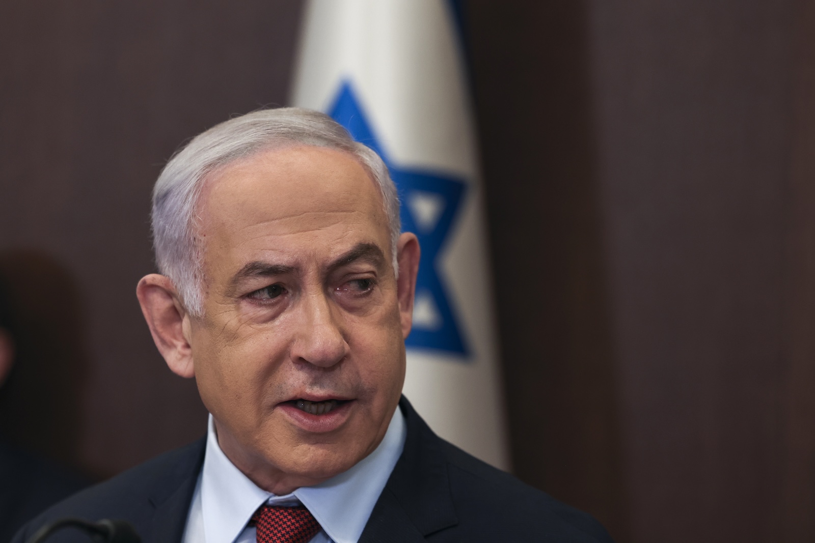epa11020871 Israeli Prime Minister Benjamin Netanyahu attends the weekly cabinet meeting at the prime minister's office in Jerusalem, 10 December 2023.  EPA/RONEN ZVULUN / POOL