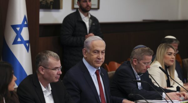 epa11020851 Israeli Prime Minister Benjamin Netanyahu (C) attends the weekly cabinet meeting at the prime minister's office in Jerusalem, 10 December 2023.  EPA/RONEN ZVULUN / POOL