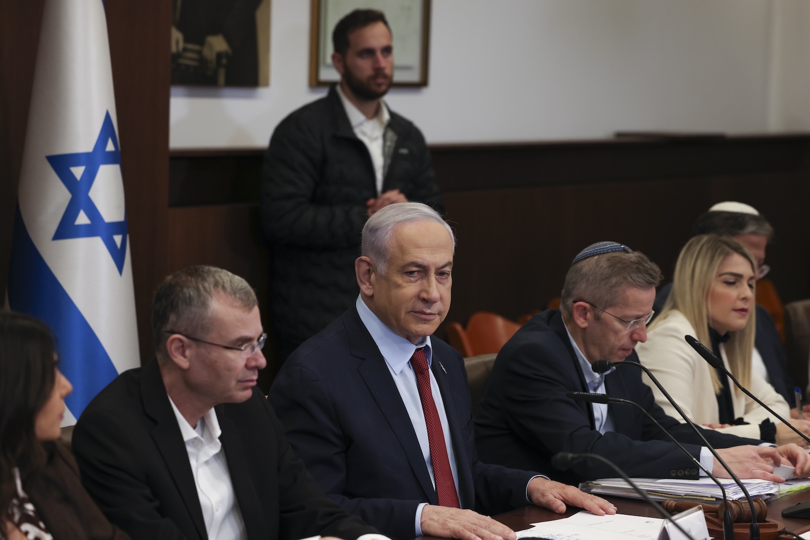 epa11020851 Israeli Prime Minister Benjamin Netanyahu (C) attends the weekly cabinet meeting at the prime minister's office in Jerusalem, 10 December 2023.  EPA/RONEN ZVULUN / POOL