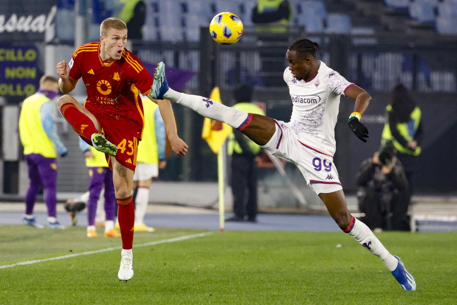 epa11022179 AS Roma's Rasmus Kristensen (L) and Fiorentina's Christian Kouame in action during the Italian Serie A soccer match between AS Roma and ACF Fiorentina at the Olimpico stadium in Rome, Italy, 10 December 2023.  EPA/FABIO FRUSTACI