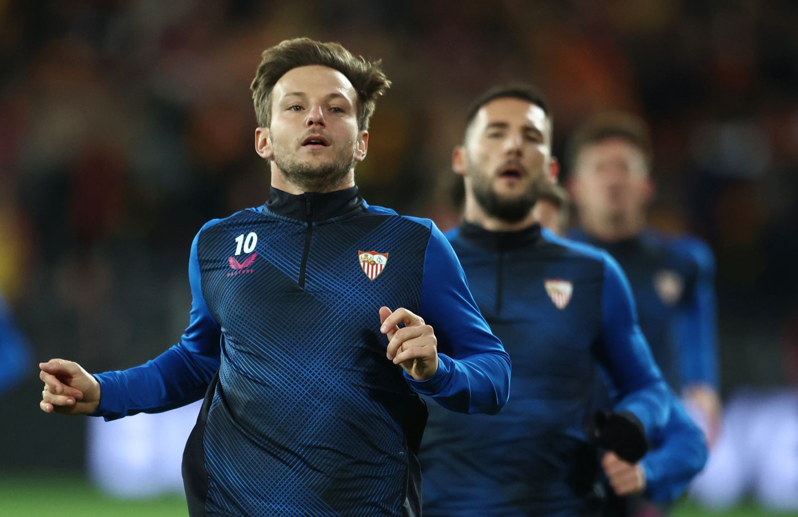 epa11024877 Ivan Rakitic of Sevilla warms up proir to the UEFA Champions League group stage match between RC Lens and Sevilla FC, in Lens, France, 12 December 2023.  EPA/MOHAMMED BADRA