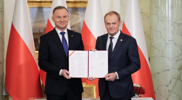 epa11025964 Poland's President Andrzej Duda (L) appoints Donald Tusk (R) for Polish Prime Minister in the new government during a ceremony at the  Presidential Palace in Warsaw, Poland, 13 December 2023.  EPA/PAWEL SUPERNAK POLAND OUT